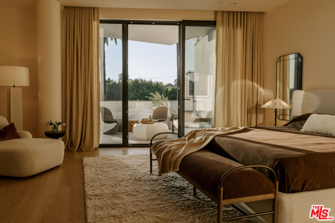 702 N Doheny Dr Unit: 302