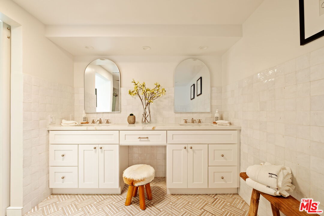 130 Marguerita Ave Unit: 13