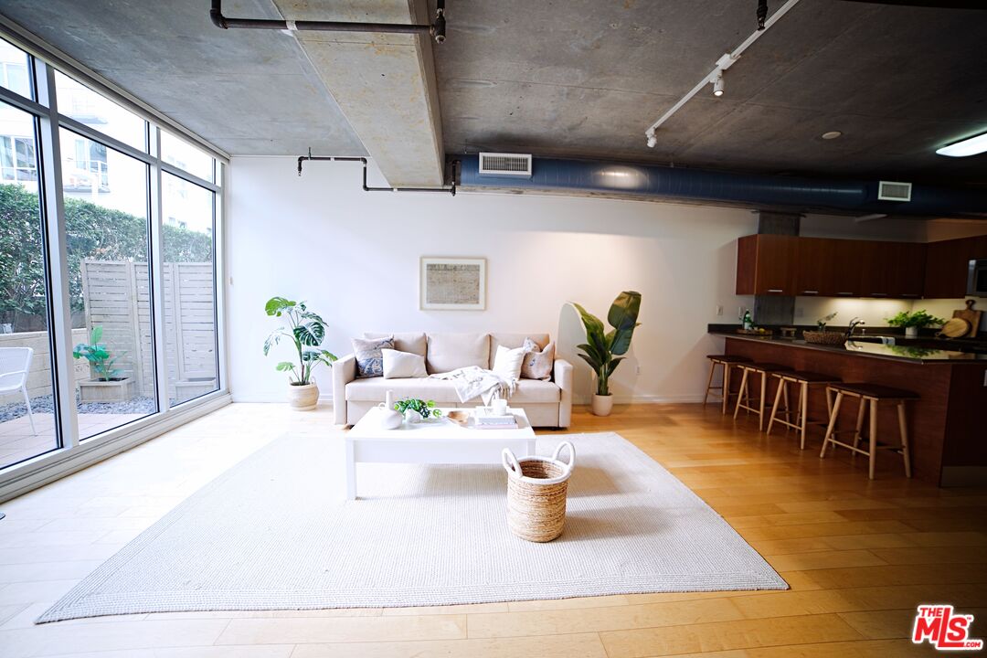 645 W 9th St Unit: 237