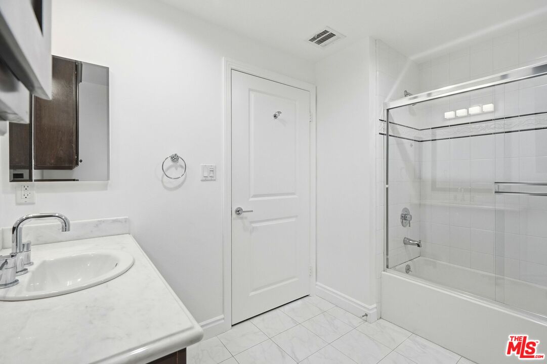 4424 Whitsett Ave Unit: 309