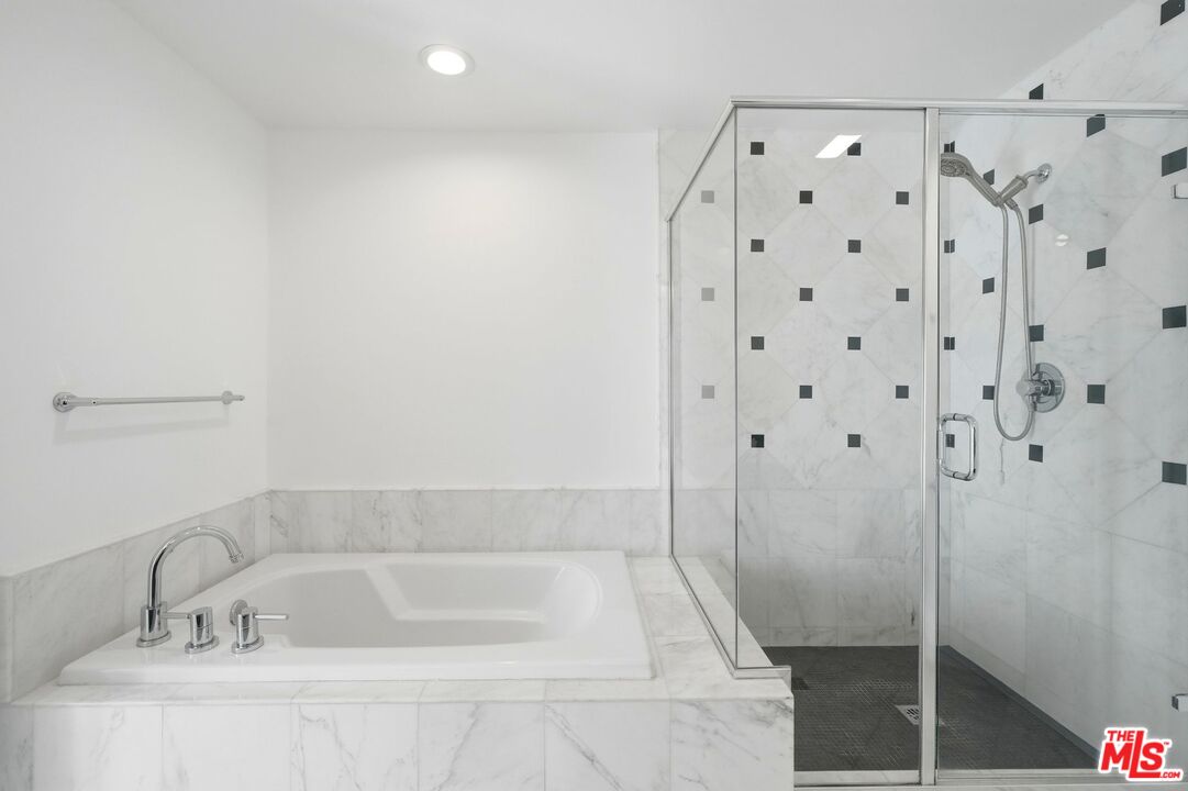 4424 Whitsett Ave Unit: 309