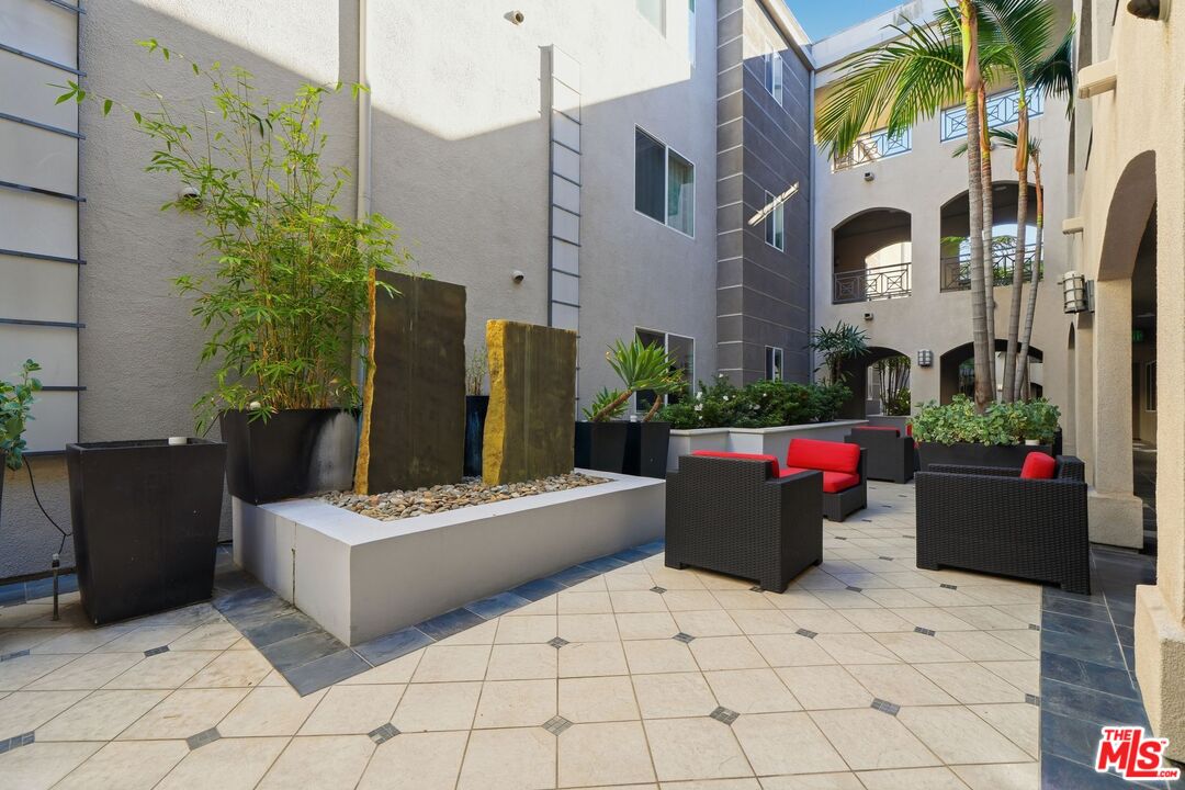 4424 Whitsett Ave Unit: 309