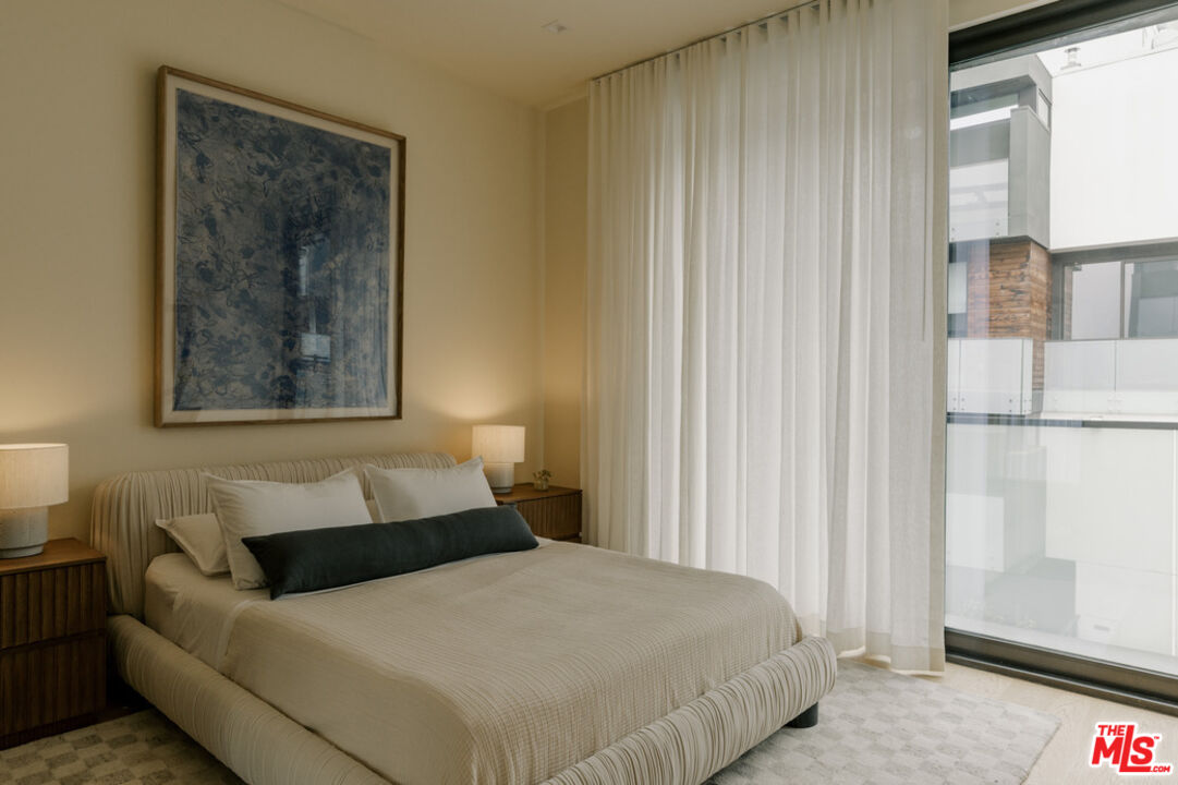 702 N Doheny Dr Unit: TH8