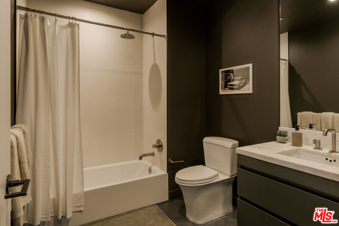 702 N Doheny Dr Unit: TH8