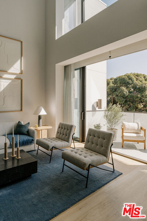 702 N Doheny Dr Unit: TH8