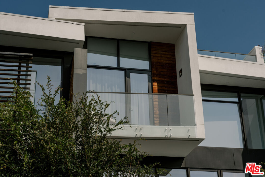 702 N Doheny Dr Unit: TH8