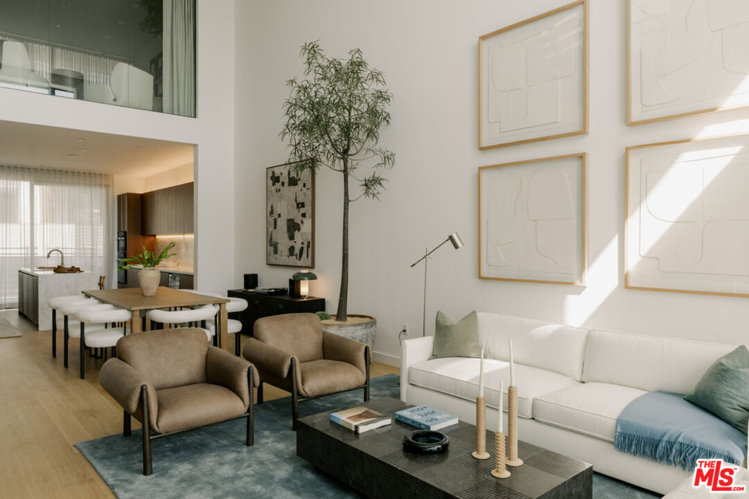 702 N Doheny Dr Unit: TH8