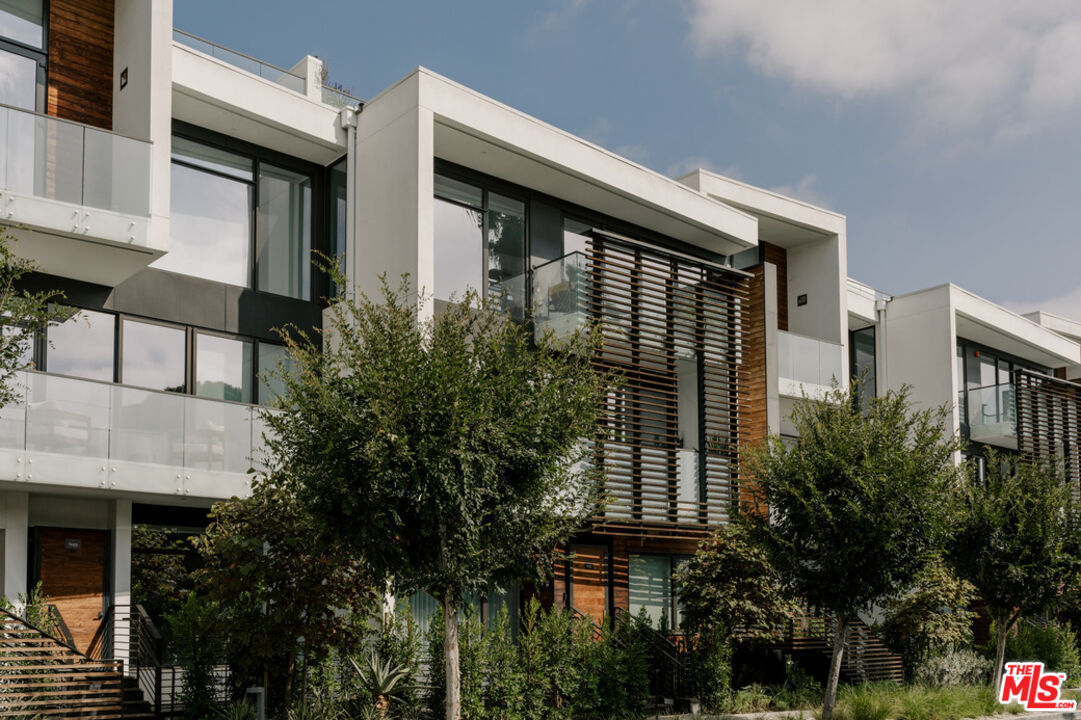 702 N Doheny Dr Unit: TH8