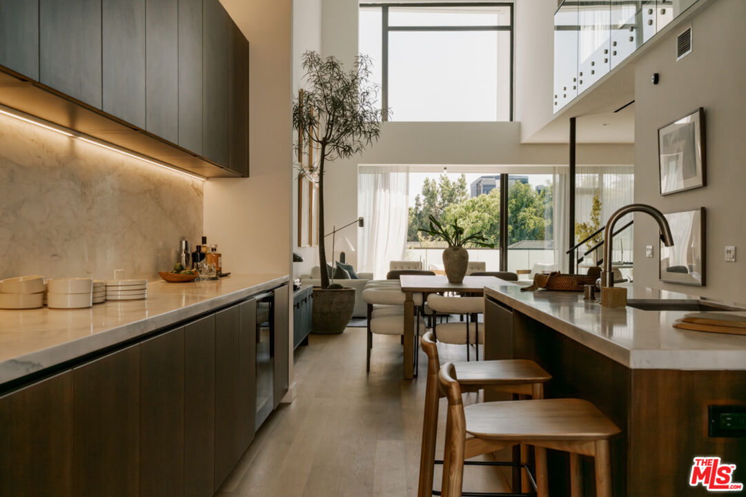 702 N Doheny Dr Unit: TH8