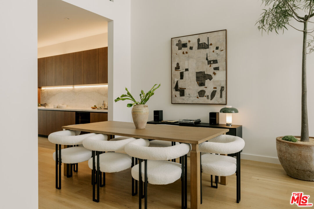 702 N Doheny Dr Unit: TH8