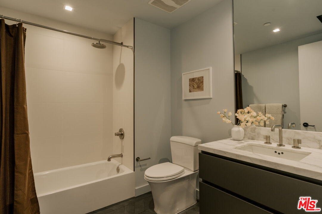 702 N Doheny Dr Unit: TH8