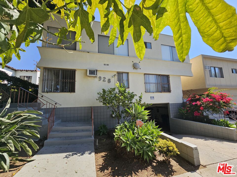 928 N Ogden Dr Unit: 9