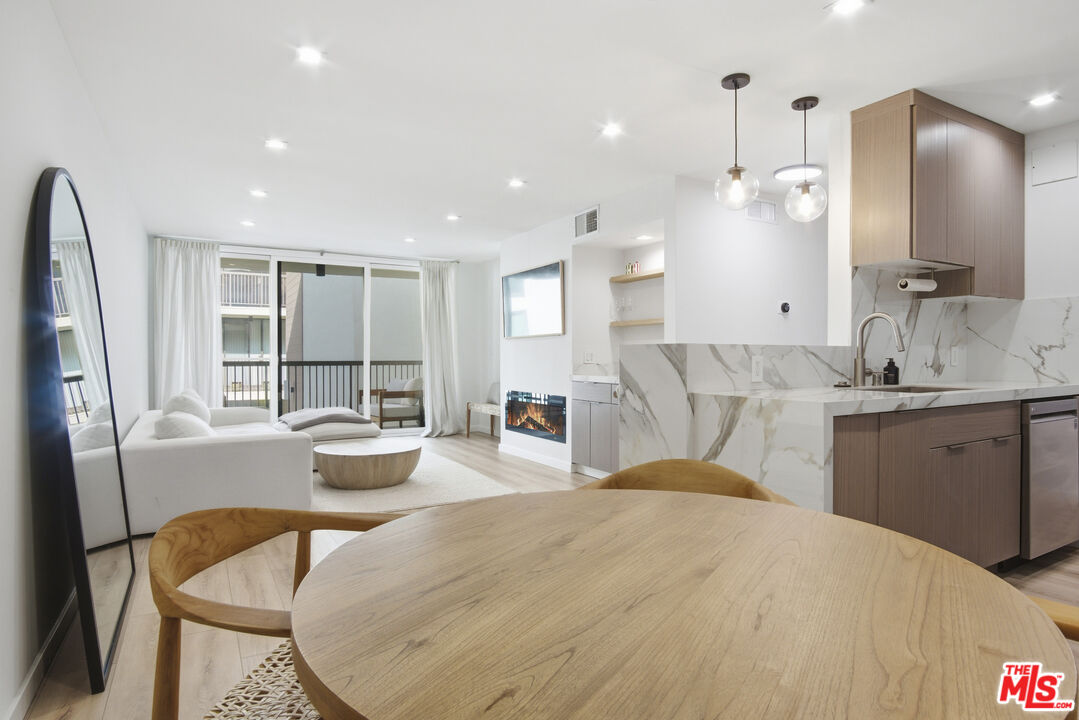 911 N Kings Rd Unit: 205