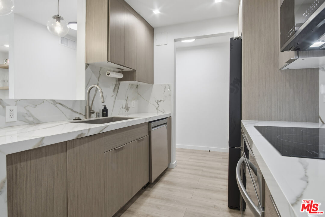 911 N Kings Rd Unit: 205