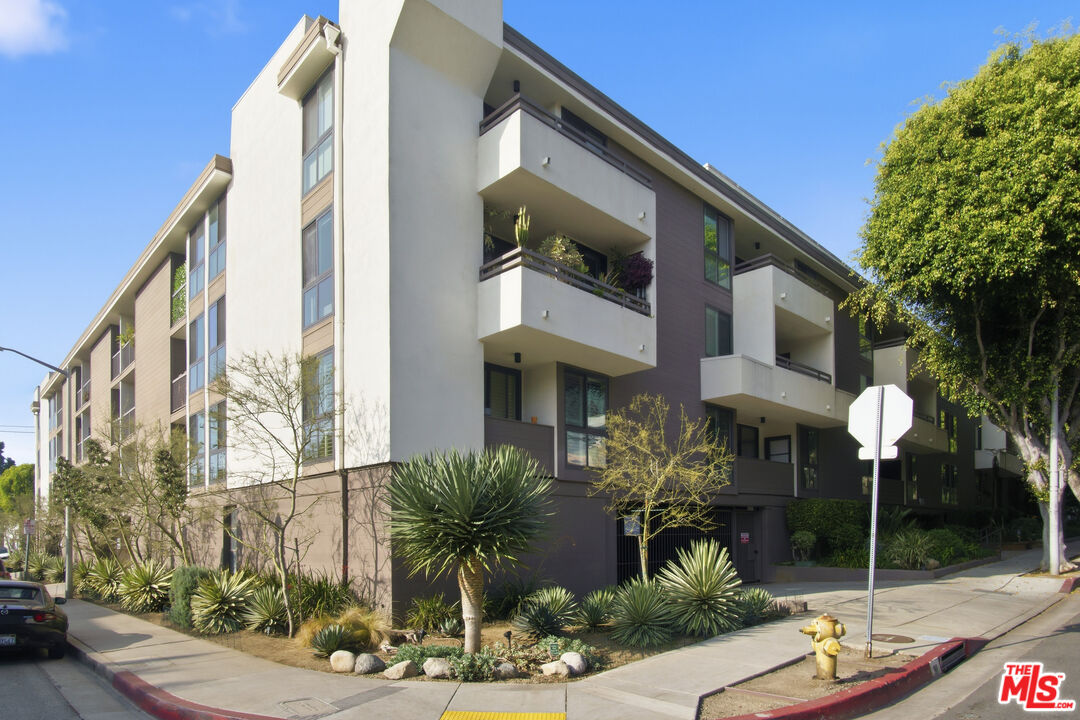 911 N Kings Rd Unit: 205