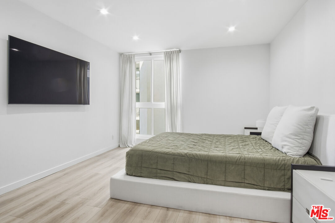 911 N Kings Rd Unit: 205