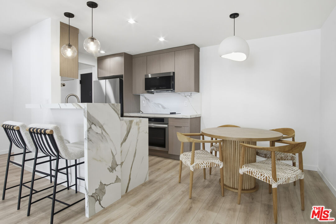 911 N Kings Rd Unit: 205