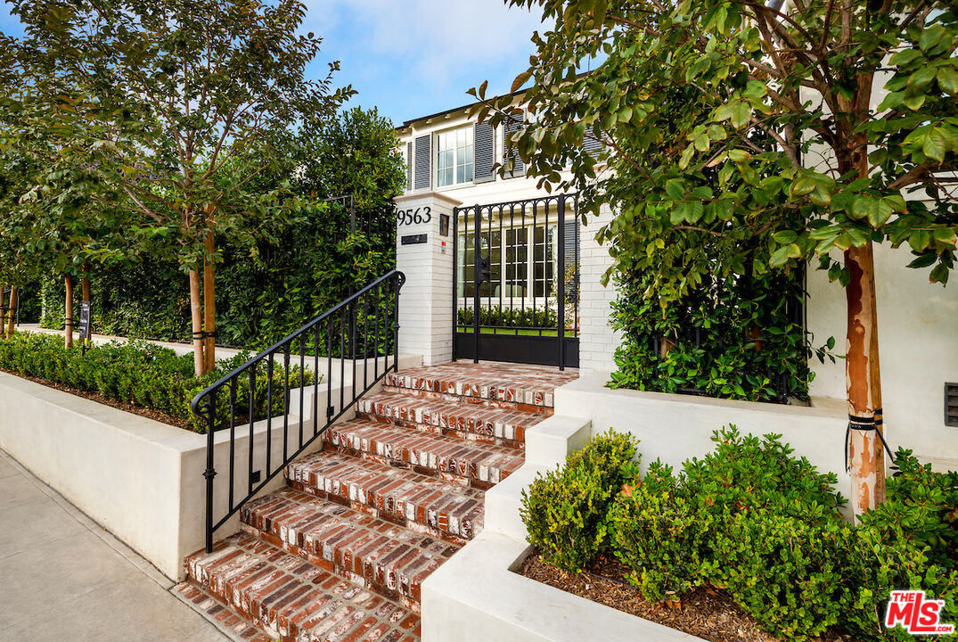 9563 Charleville Blvd