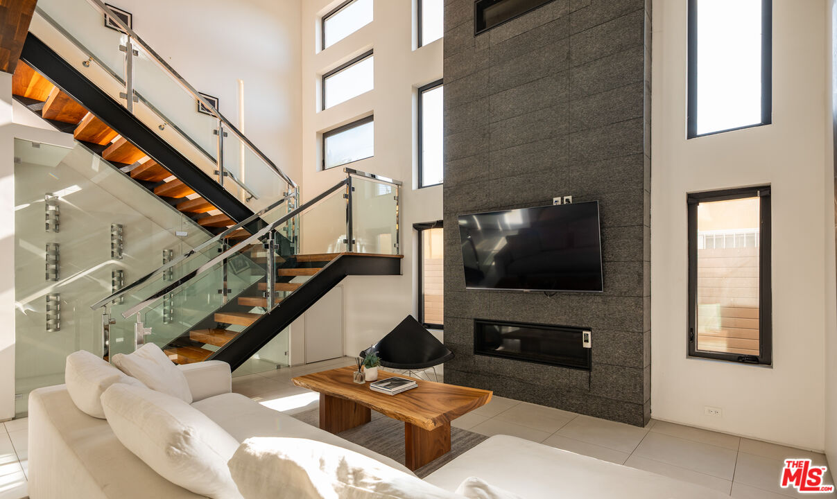 926 N Crescent Heights Blvd