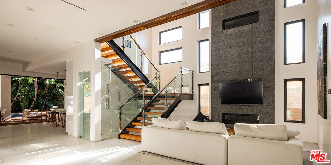 926 N Crescent Heights Blvd