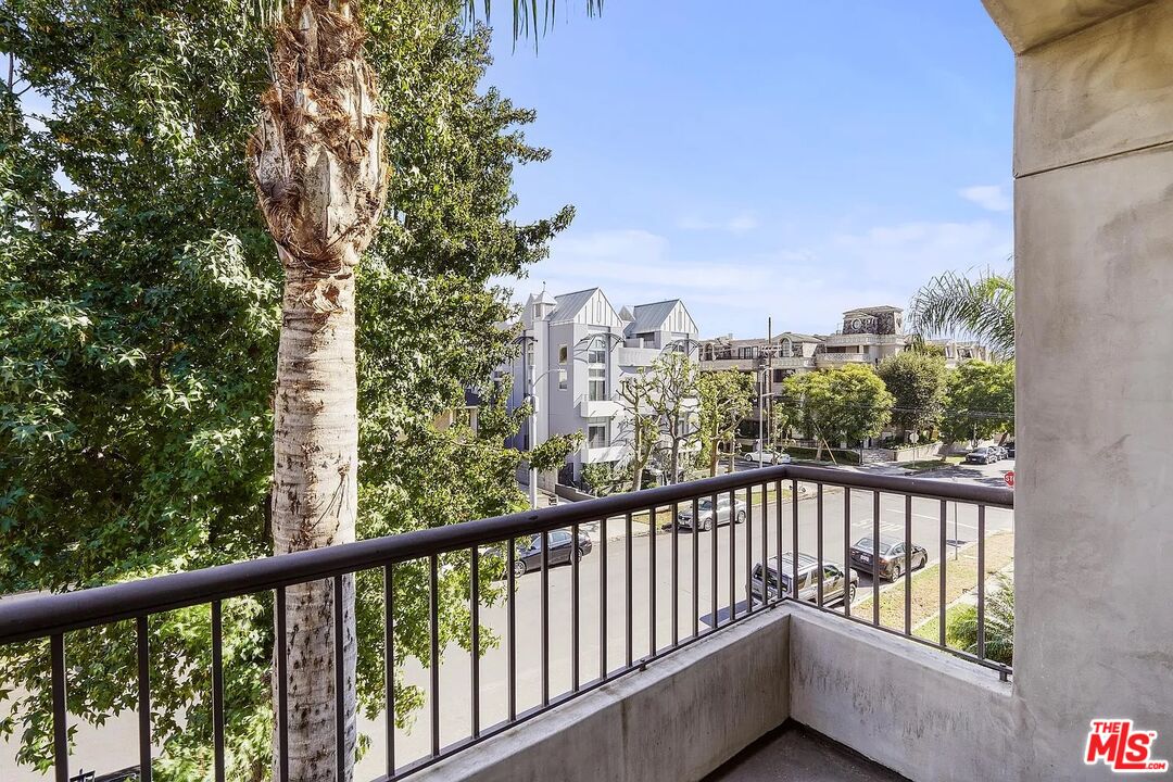 909 N Croft Ave Unit: 301