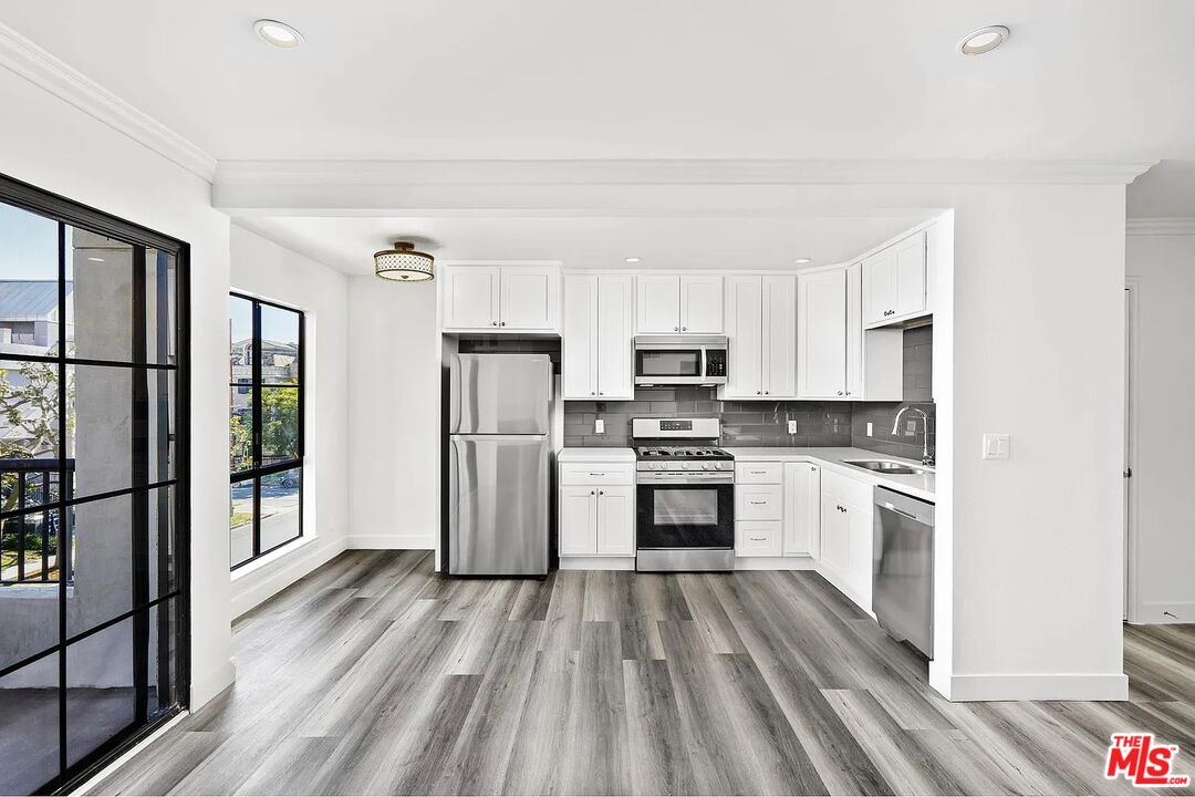 909 N Croft Ave Unit: 301