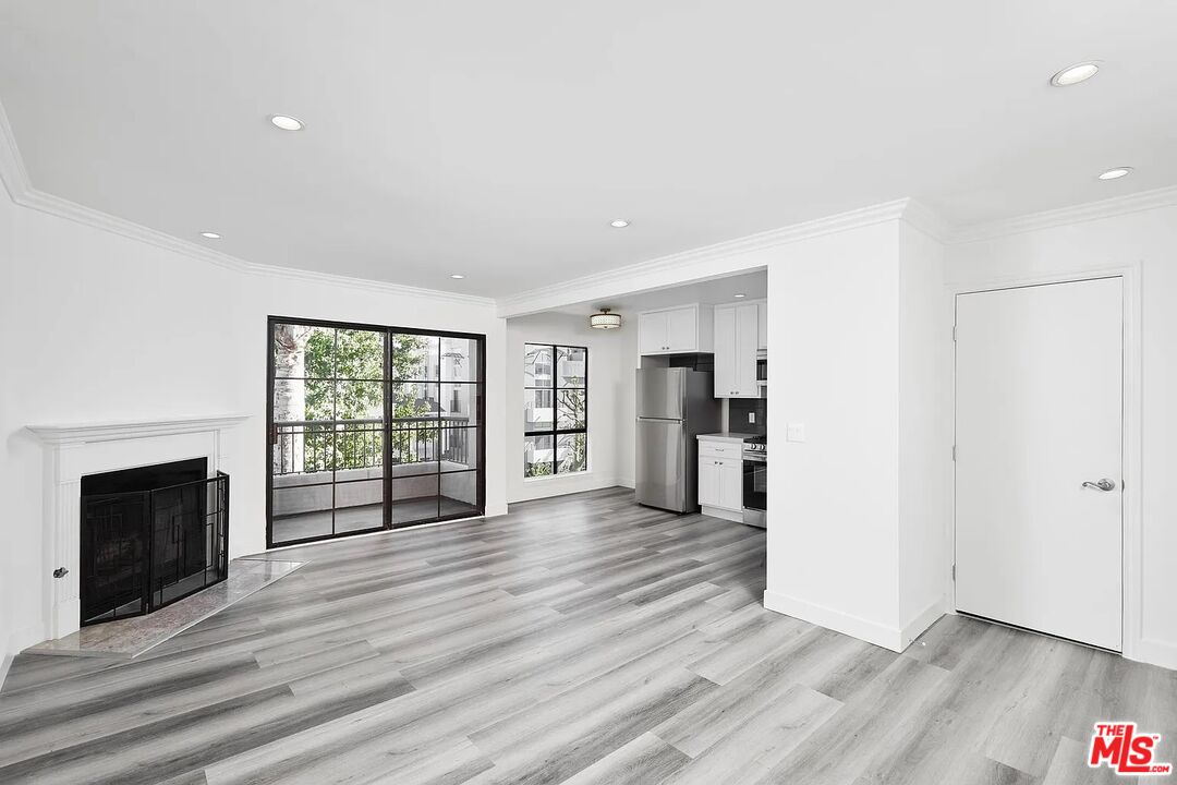 909 N Croft Ave Unit: 301