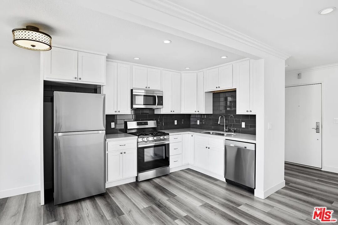 909 N Croft Ave Unit: 301