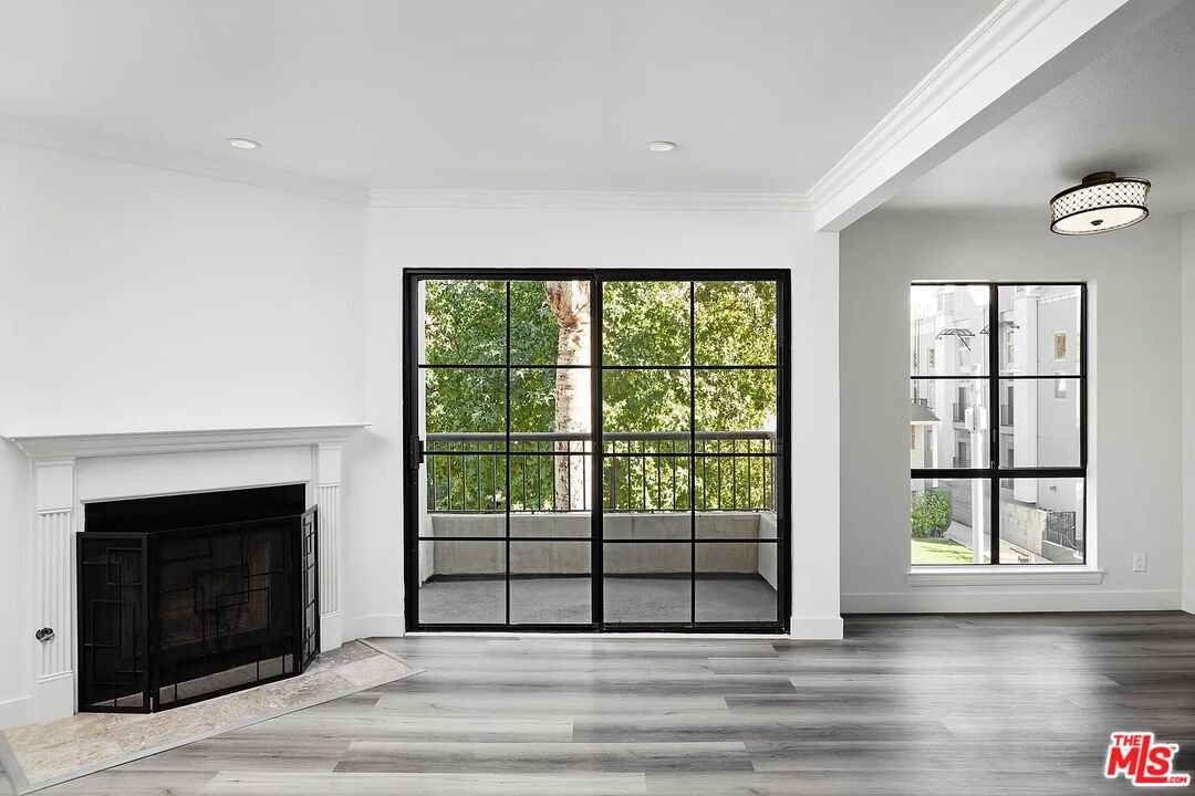 909 N Croft Ave Unit: 301