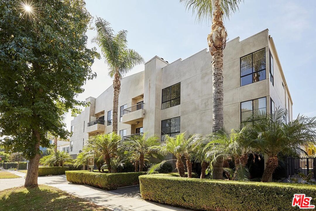 909 N Croft Ave Unit: 301