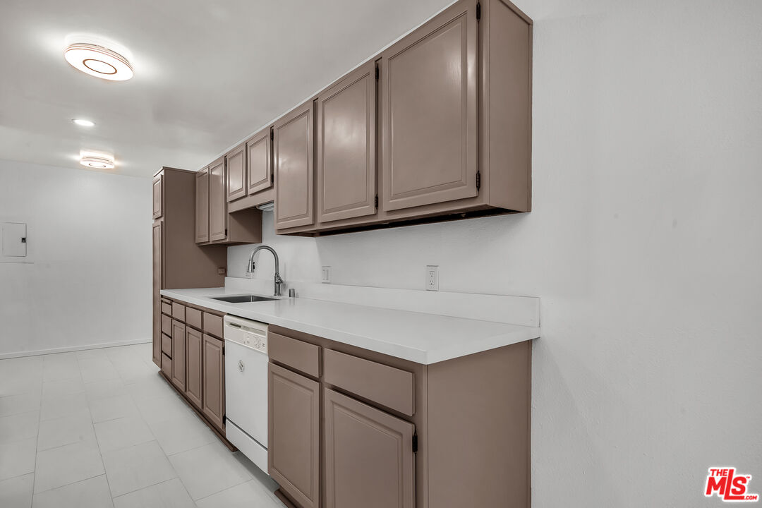 406 N Oakhurst Dr Unit: 202