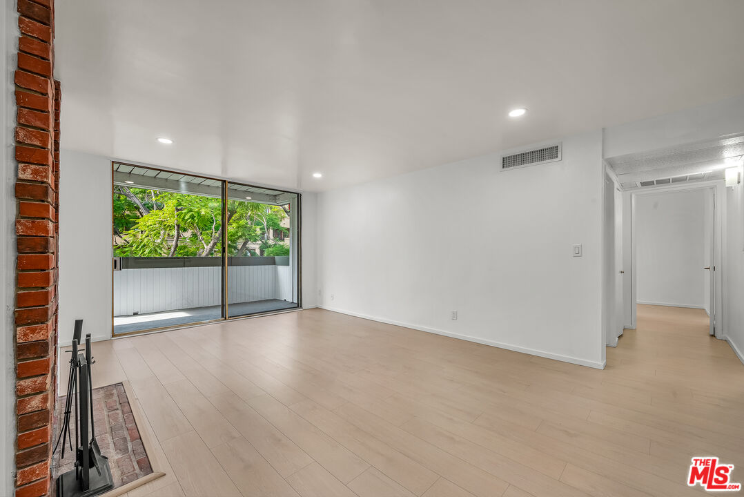 406 N Oakhurst Dr Unit: 202