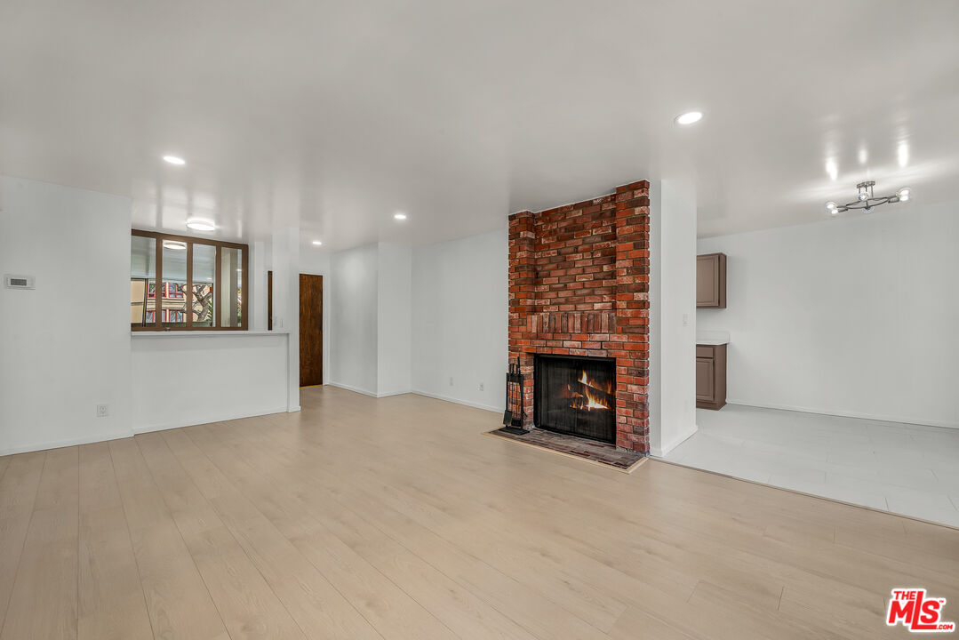 406 N Oakhurst Dr Unit: 202