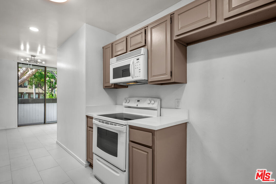 406 N Oakhurst Dr Unit: 202