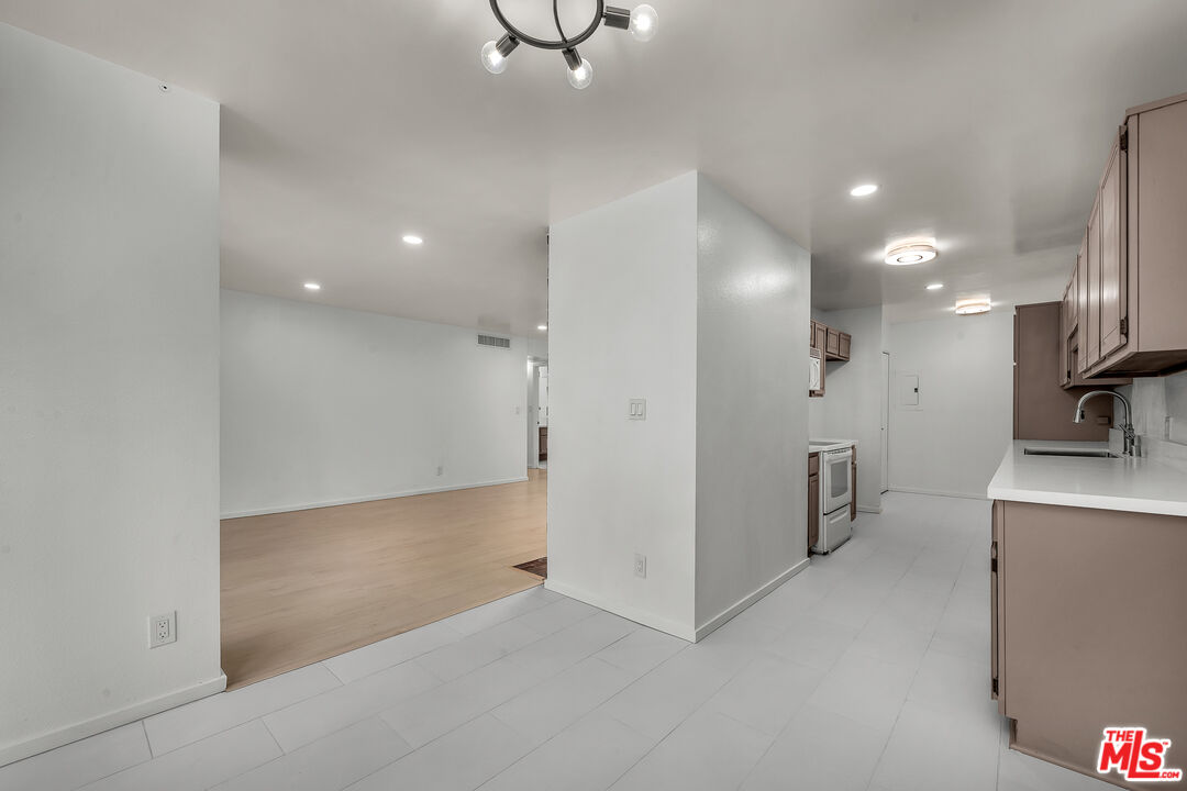 406 N Oakhurst Dr Unit: 202