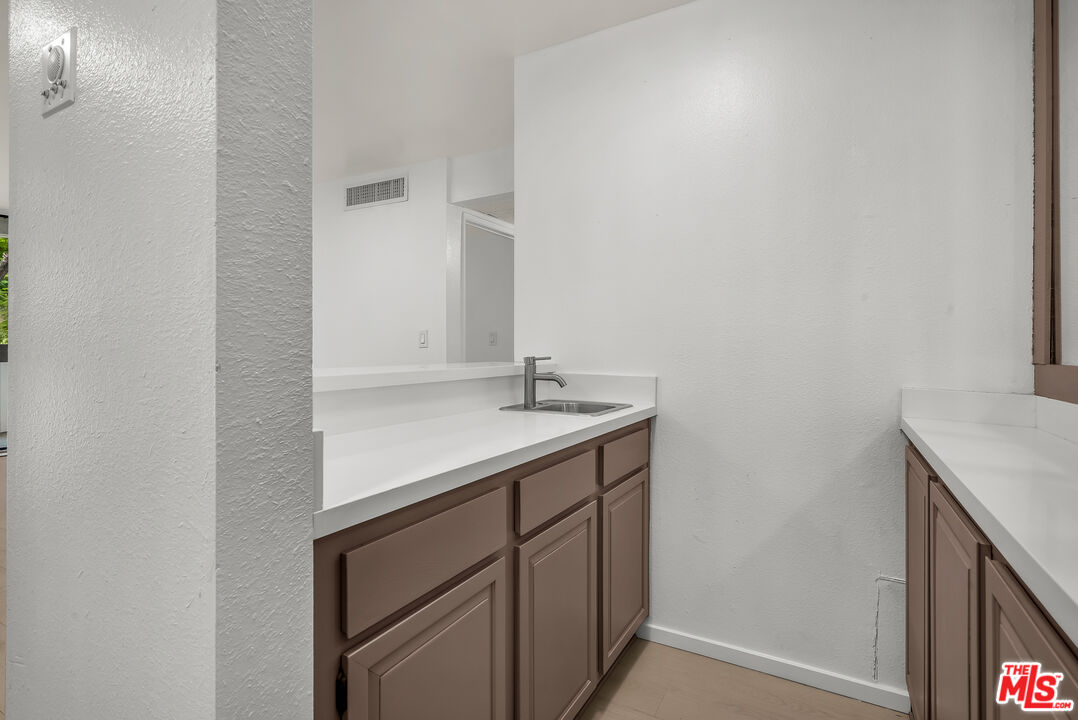 406 N Oakhurst Dr Unit: 202