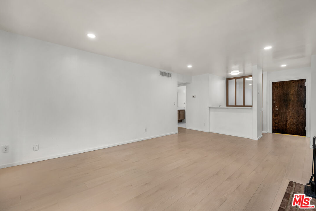 406 N Oakhurst Dr Unit: 202