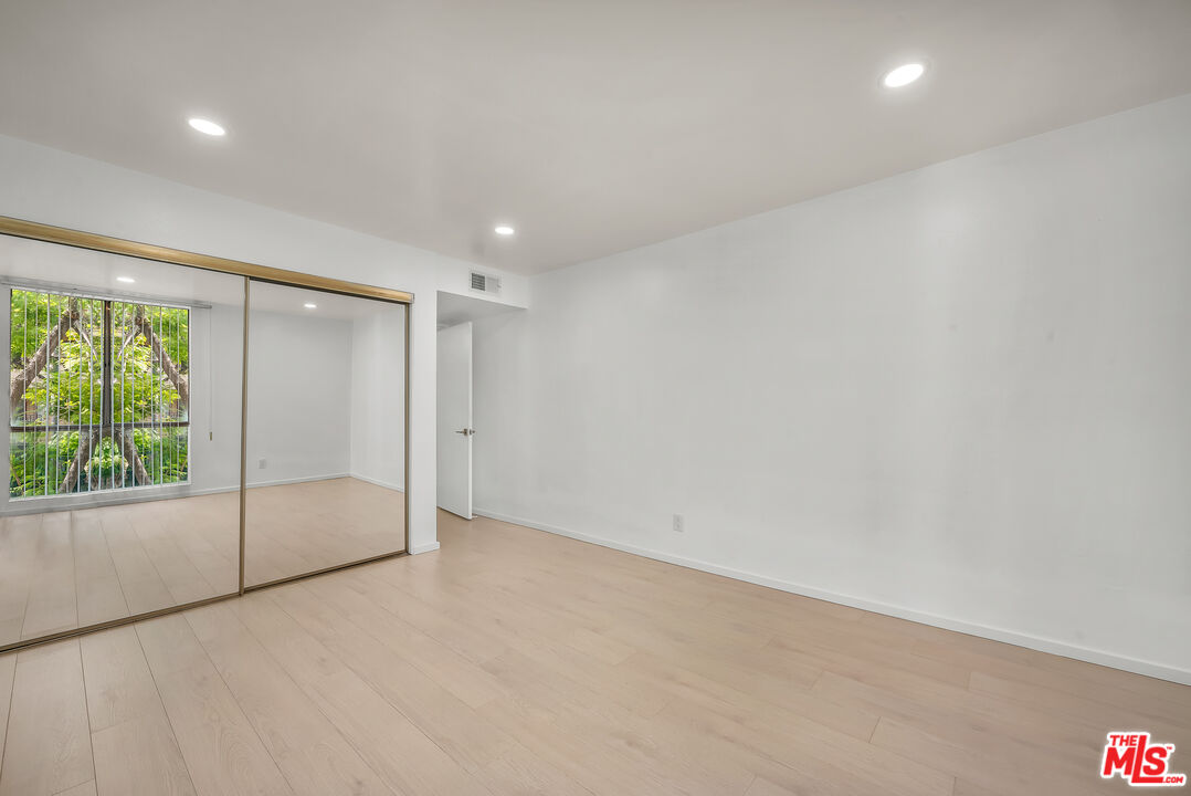 406 N Oakhurst Dr Unit: 202