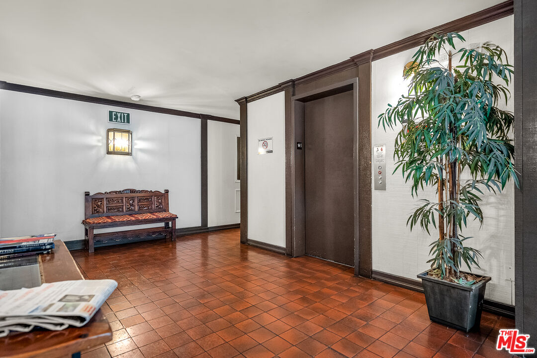 406 N Oakhurst Dr Unit: 202