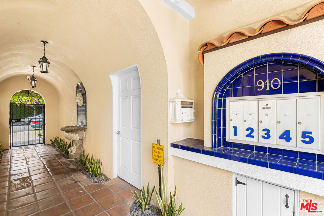 910 N Alfred St Unit: 1