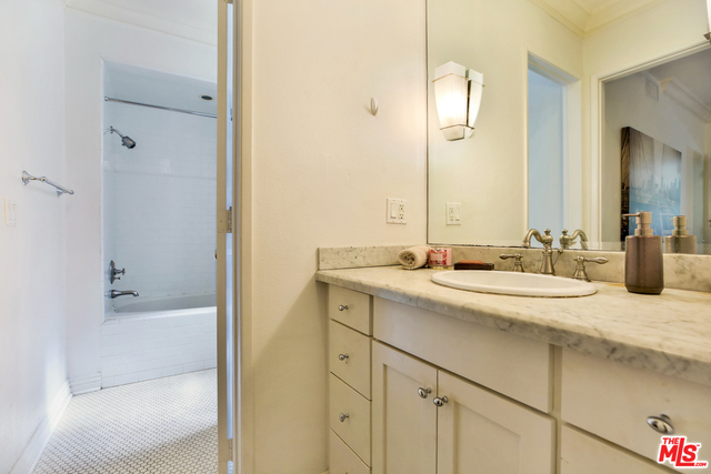 423 N PALM DR Unit: 206