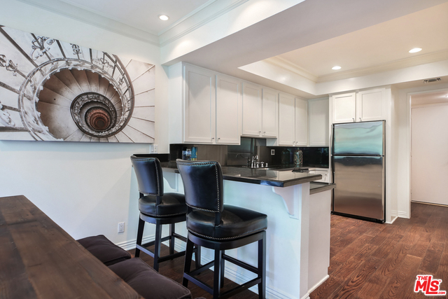 423 N PALM DR Unit: 206