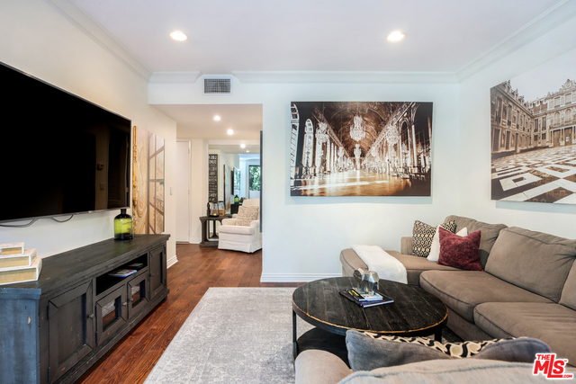 423 N PALM DR Unit: 206