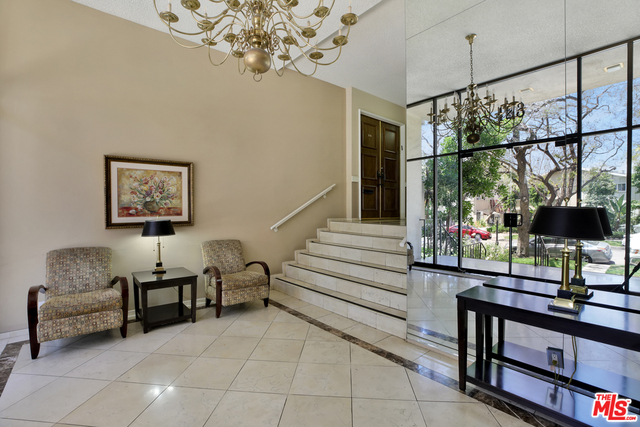 423 N PALM DR Unit: 206