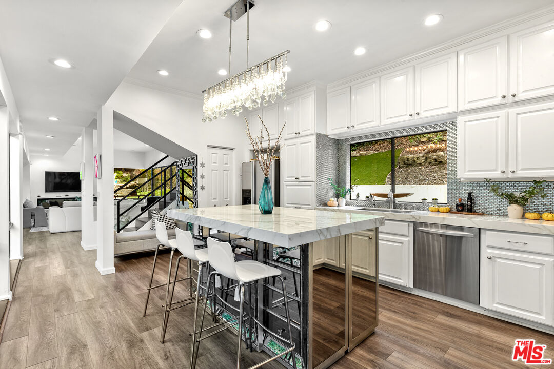 2350 Benedict Canyon Dr