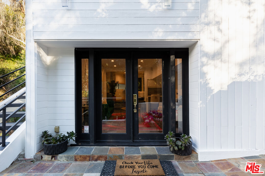 2350 Benedict Canyon Dr