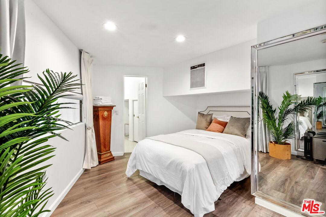 2350 Benedict Canyon Dr