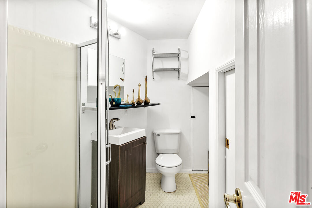 2350 Benedict Canyon Dr