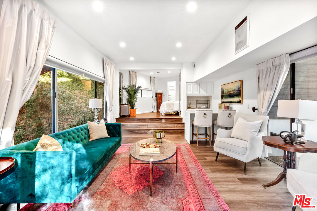 2350 Benedict Canyon Dr