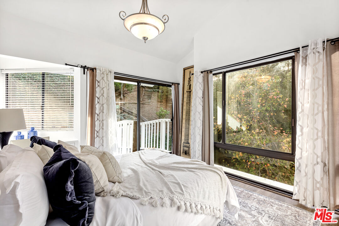 2350 Benedict Canyon Dr